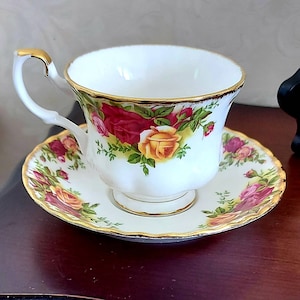 Men&#39;s cup and saucer from Royal Albert Fine Bone China Old Country Roses with beautiful red and yellow roses and gold rimmed vintage 60s
