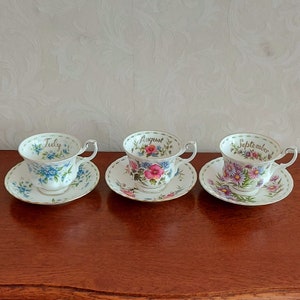 Ensembles de tasses et soucoupes pour hommes de Royal Albert Fleur du mois, de janvier à décembre, à décor de fleurs et de lignes dorées. image 3