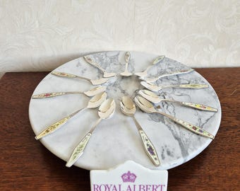 Juego de 12 cucharitas pequeñas bañadas en plata de Royal Albert, modelo Flor del mes de enero a diciembre.