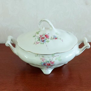 Sopera o plato con tapa Koenigszelt fabricada en Polonia, años 40, decorada con flores de colores y líneas doradas.
