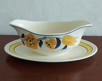 Sauciere oder Sauciere mit Doppelauslauf und festem Sockel von Boch frères Belgique, dekoriert mit gelben Blumen und blauen Blättern aus der Zeit um 1844 bis 1860