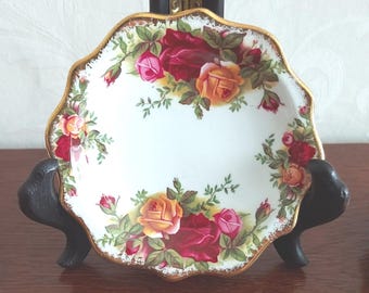 Beautiful star-shaped small petit four dish by Royal Albert Old Country Roses decorated with colored roses and a gold rim, vintage 1960s