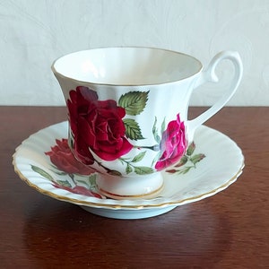 Kopp och fat av Winston Fine Bone China tillverkat i England dekorerat med mörkröda rosor och 22 karats guldkant, vintage 1950-tal