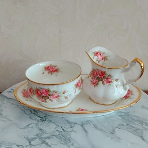 Mycket sällsynt krämset från Paragon Fine Bone China-serien Elizabeth Rose med vackra korallrosor och gulddekorerade kanter Vintage 1950-tal