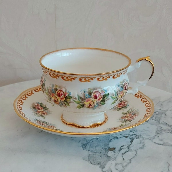 Large cup and saucer made of Elizabethan Fine Bone China England brown colored pattern with rose decoration and gold rimmed, vintage 1980s