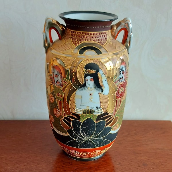 Grote vaas met 2 handgrepen van Satsuma porselein gemaakt in Japan handgeschilderd met geisha en krijgers in zwart met moriage en goud
