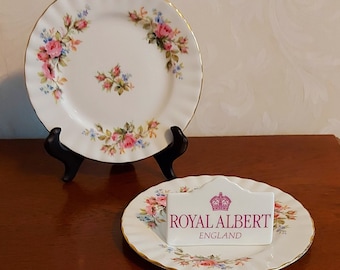 Piatto da torta della Royal Albert Bone China Moss rose vintage degli anni '90 decorato con bellissimi fiori di rosa e bordo dorato.