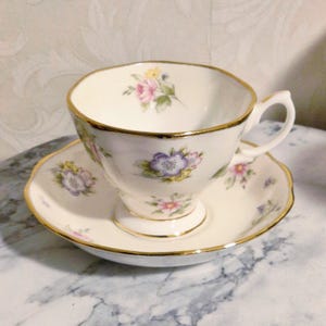 100 años de Royal Albert: serie especial de tazas y platillos, con 10 diseños diferentes inspirados en diseños anteriores de Royal Albert.