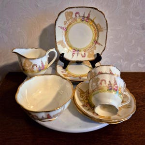 Bardzo rzadki zestaw do herbaty i ciasta Royal Albert Crown China Greenways zdobiony motywem kwiatowym i złotymi liniami z lat 1927-1935