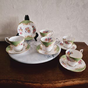 Paragon Fine Bone China kopp och fat tillverkad i England, Rockingham dekorerad med gröna mönstrade färgade blommor och guldkant 1960-tal