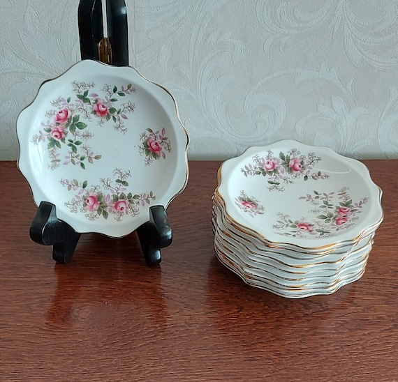 Prachtige Royal Albert Lavender Rose stervormige kleine taartschaal Deze schaal is versierd met rozen en is goud omrand vintage jaren 60