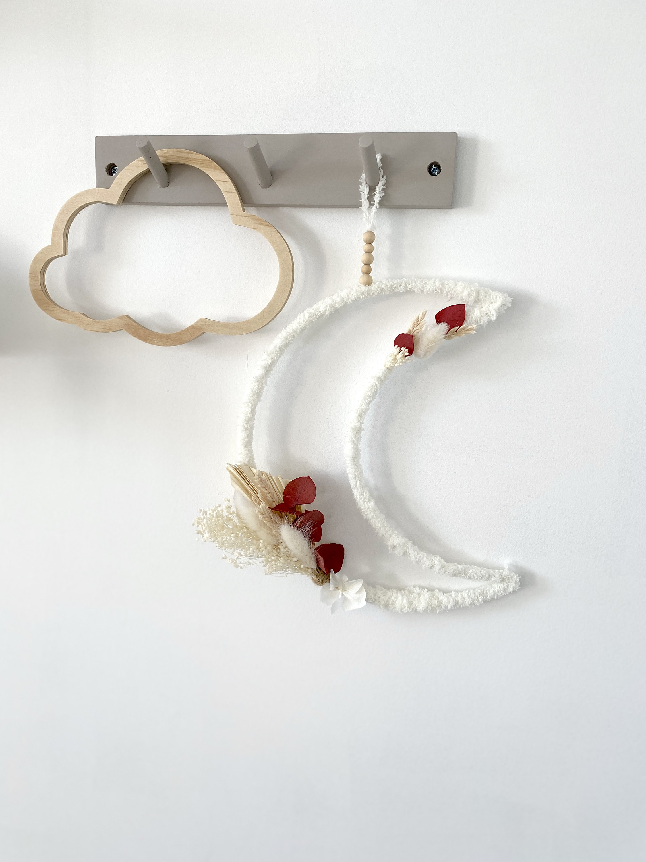 Suspension Lune avec Laine Nounours et Fleurs Séchées Pour Décoration Chambre Bébé Fille ou Cadeau d