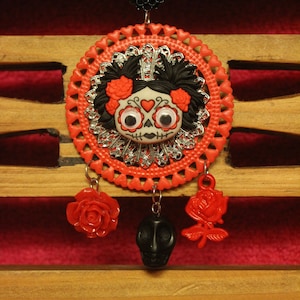 Zombie Halskette, Tag der Toten Schmuck, Dia de los Muertos Brosche, Zombie Girl Pin, Kawaii Zombie Magnet :"La Chica Feroz Love"