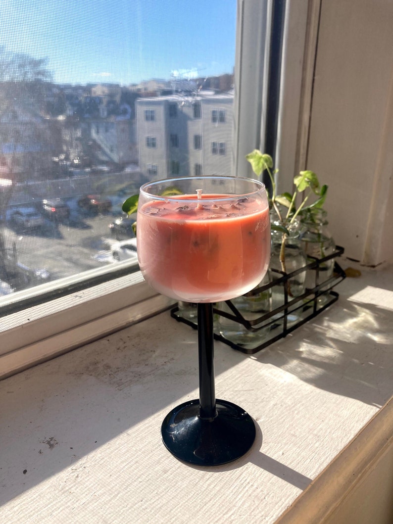 Peach vanilla candle with strawflowers in a vintage Luminarc Domino Signature Black stem rhine wine glass. Il Est Des N\u00f4tres