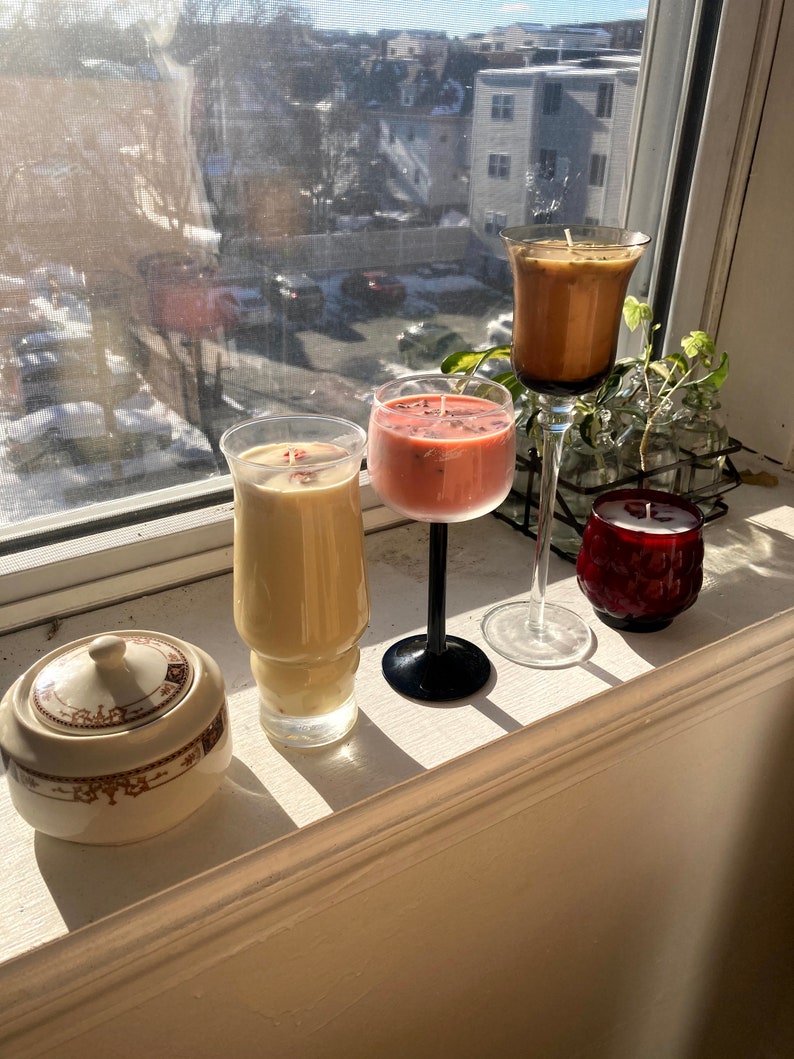 Peach vanilla candle with strawflowers in a vintage Luminarc Domino Signature Black stem rhine wine glass. Il Est Des N\u00f4tres