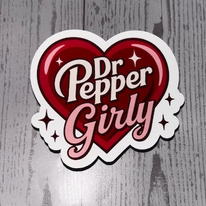 Puede incluir: Una pegatina en forma de corazón con un diseño rojo y rosa. La pegatina presenta las palabras "Dr Pepper Girly" en escritura blanca y rosa. Cuatro pequeñas explosiones de estrellas rodean el corazón.