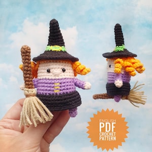 Könnte beinhalten: Häkelanleitung für eine kleine Hexenpuppe mit orangefarbenen Haaren, einem lila Kleid und einem schwarzen Hut. Die Hexe hält einen braunen und beigefarbenen Besen. Die Anleitung ist als englischer PDF-Download verfügbar.