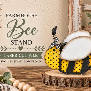 Puede incluir: Un soporte de madera con forma de abeja que presenta un cuerpo amarillo con puntos y rayas negras, alas ovaladas blancas y un lazo a cuadros blanco y negro. El texto dice FARMHOUSE Bee STAND LASER CUT FILE SVG INSTANT DOWNLOAD.