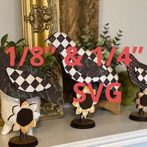 Może przedstawiać: Dwa wycięte ptaki w czarno-białą kratkę z słonecznikami na drewnianej podstawie. Ptaki mają wysokość 1/8" i 1/4". SVG.