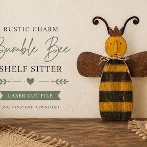 Puede incluir: Una figura de abejorro de madera con cuerpo a rayas amarillas y negras, alas de metal marrón y una pequeña corona. El texto dice: RUSTIC CHARM Bumble Bee SHELF SITTER LASER CUT FILE SVG INSTANT DOWNLOAD. El abejorro tiene una cara simple y antenas.