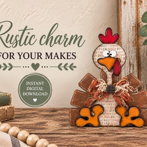 Pu&ograve; includere: Una sagoma decorativa a forma di tacchino con corpo marrone a motivi testuali, cresta rossa, becco arancione e zampe arancioni. Il tacchino &egrave; decorato con un fiocco in tessuto sfilacciato e un piccolo bottone nero. Testo: Rustic charm FOR YOUR MAKES.