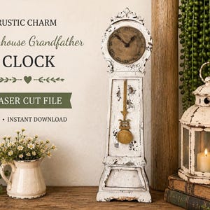 Puede incluir: Un reloj de pie blanco con acabado desgastado, esfera redonda, números romanos y péndulo central. El texto a la izquierda dice: RUSTIC CHARM Farmhouse Grandfather CLOCK LASER CUT FILE SVG INSTANT DOWNLOAD. El reloj presenta un aspecto envejecido.