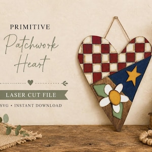 Könnte beinhalten: Ein herzförmiger Wandbehang mit einem rot-weißen Karomuster, einem dunkelblauen Bereich mit einem gelben Stern und einer weißen Blume mit gelber Mitte und grünen Blättern. Der Text lautet: PRIMITIVE Patchwork Heart LASER CUT FILE SVG INSTANT DOWNLOAD.