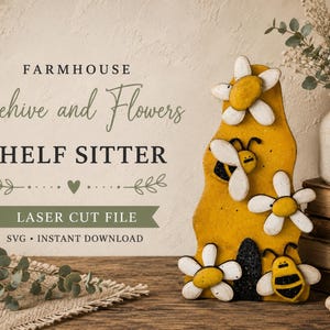 Puede incluir: Un adorno de madera amarillo con forma de colmena que incluye dos abejas negras y amarillas y tres flores de pétalos blancos con centros amarillos. El texto dice FARMHOUSE Beehive and Flowers SHELF SITTER LASER CUT FILE SVG INSTANT DOWNLOAD.