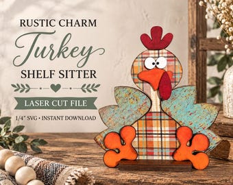 Può includere: Una decorazione a forma di tacchino da scaffale con corpo a quadri, ali color ottanio e piedi arancioni. Il testo recita: RUSTIC CHARM Turkey SHELF SITTER LASER CUT FILE 1/4" SVG INSTANT DOWNLOAD. Il tacchino ha una cresta e bargigli rossi.