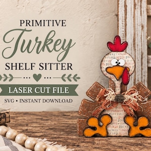 Pu&ograve; includere: Una figura di tacchino tagliata al laser da appoggio, con corpo a motivi testuali, cresta rossa, becco arancione e piedi arancioni. Il tacchino &egrave; decorato con un fiocco in tessuto marrone. Il testo PRIMITIVE Turkey SHELF SITTER LASER CUT FILE SVG &egrave; visibile.