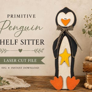 Può includere: Una decorazione a forma di pinguino in legno da scaffale con corpo bianco e nero, becco e zampe arancioni e una stella gialla sul petto. Il pinguino indossa un nastro a scacchi bianco e nero al collo. Il testo recita PRIMITIVE Penguin SHELF SITTER.