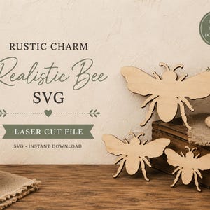 Puede incluir: Tres recortes de madera de color claro con forma de abeja de distintos tamaños sobre una superficie de madera. El texto RUSTIC CHARM Realistic Bee SVG LASER CUT FILE INSTANT DIGITAL DOWNLOAD aparece a la izquierda en letras verde oscuro.