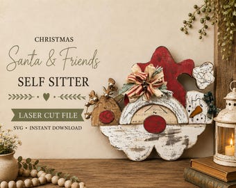 Op de afbeelding: Een lasergesneden houten kerstdecoratie met de Kerstman, een rendier met een rode neus en een sneeuwpop. De tekst luidt: CHRISTMAS Santa & Friends SELF SITTER LASER CUT FILE SVG INSTANT DOWNLOAD.