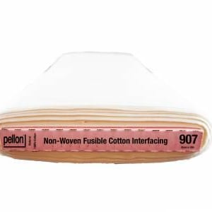 Op de afbeelding: Een rol witte Pellon 907 Non-Woven Fusible Cotton Interfacing. Het label is bruin met roze letters.