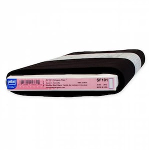 Puede incluir: Tela de entretela negra Pellon SF101 Shape-Flex. La etiqueta dice "SF101 Shape-Flex", "100% Algodón", "Lavar a máquina con agua tibia, Secar en secadora a temperatura media o limpiar en seco", "www.PellonProjects.com", "SF101", "20" in x 20" in, "MADE IN USA".