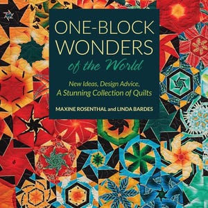 Puede incluir: Una taza de cerámica blanca con un asa negra y el texto "But First, Coffee" en un estilo manuscrito. La taza está sobre una superficie blanca. La taza mide aproximadamente 10 cm de altura.