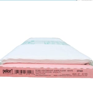 Puede incluir: Un rollo de tela de entretela blanca Pellon SF568 Lightweight Shape-Flex, de 50.8 cm de ancho y 22.86 metros de largo, descansa sobre una caja de cartón rosa. La caja muestra el logotipo de Pellon e información del producto, incluyendo "100% Algodón."