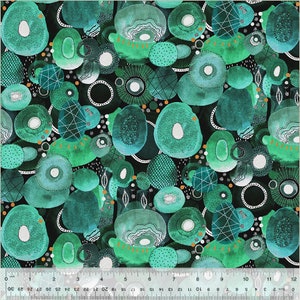 Puede incluir: Tela de patrón abstracto con fondo verde oscuro y una variedad de círculos, puntos y líneas verdes, blancos y dorados.