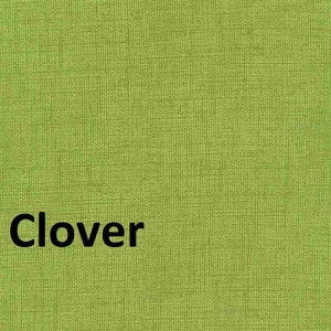 Pode incluir: Um tecido verde com textura tecida. A palavra "Clover" está impressa em letras pretas no tecido.