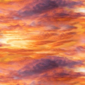 Puede incluir: Un cielo de puesta de sol vibrante con una mezcla de nubes naranja, amarillo y morado. Las nubes están en capas y crean un efecto dramático.