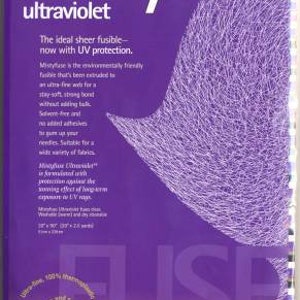 Pode incluir: Embalagem roxa e branca para o tecido fusible transparente Mistyfuse ultravioleta. A embalagem apresenta o texto "Mistyfuse ultravioleta" e "O fusible transparente ideal - agora com proteção UV."