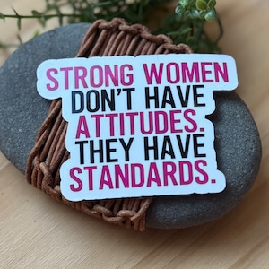 Starke Frauen haben keine Einstellungen Sie haben Standards Aufkleber