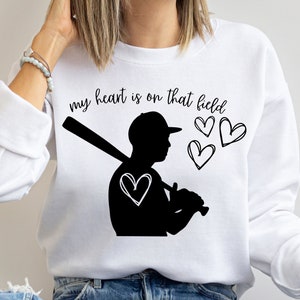 SVG Baseball Mama Zitat Clipart - Mein Herz ist auf diesem Feld SVG PNG Clipart - Baseball Mom Shirt SVG - Base Ball Zitate Clipart svg