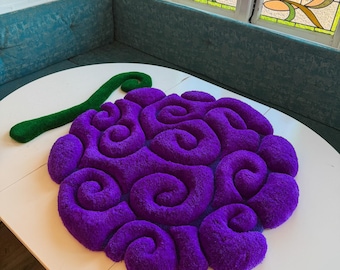 Tappeto rotondo con motivo a spirale di frutta viola, realizzato a mano con tecnica 3D.
