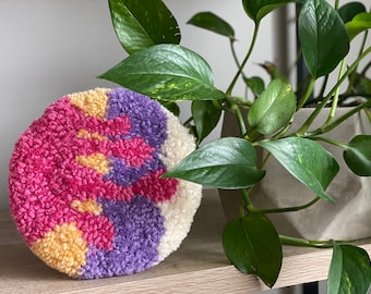 väggbonad i korall | broderi med nål | väggkonst med nål