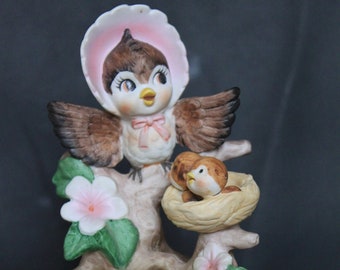 Vintage Bird Music Box Anthropomorphic Mom Robin With Baby Birds She's Wearing a Bonnet! Musical Figurine For Mothers Day Gift Mantel Decor.