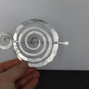 Broche vintage de aluminio martillado en espiral. Cierre de suéter de punto suelto, tamaño grande, accesorio único, regalo para inauguración de casa, anfitriona, regalo para coleccionistas.