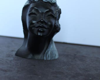 Tête de dame vintage en corail noir Kapiolani. Fabriquée à Hawaï. Décoration de cheminée tropicale style grand-mère, cadeau idéal pour une pendaison de crémaillère, une hôtesse ou un collectionneur.