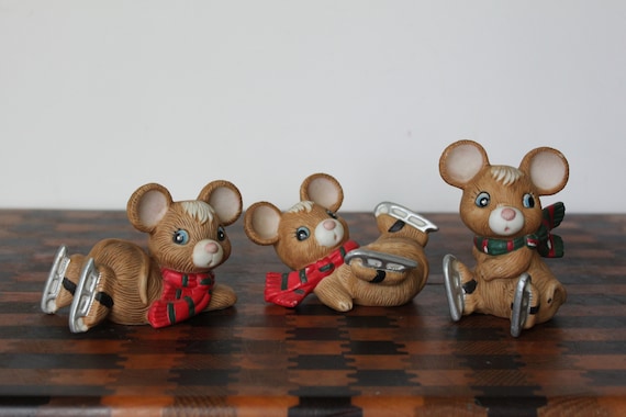 Vintage Ice Skating Mice Trio. Homco, Christmas Mantel Decor, Winter Entryway, SLIGHT PAINT LOSS, Cute Kitschy Grandmacore, Hostess Gift.