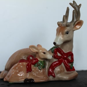 Figura de cerámica vintage de una cierva con su cervatillo. Lazos rojos en el cuello. Decoración navideña estilo abuela para la chimenea. Regalo ideal para inauguración de casa, anfitriona o coleccionista.
